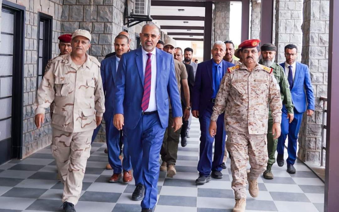الرئيس الزُبيدي يتفقد سير العملية التعليمية في الأكاديمية العسكرية العُليا