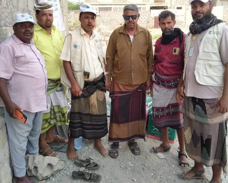 رئيس إنتقالي مديرية خنفر “بن عطاف”يتفقد توزيع الإغاثة المقدمة من مركز الملك سلمان في منطقة الحصن