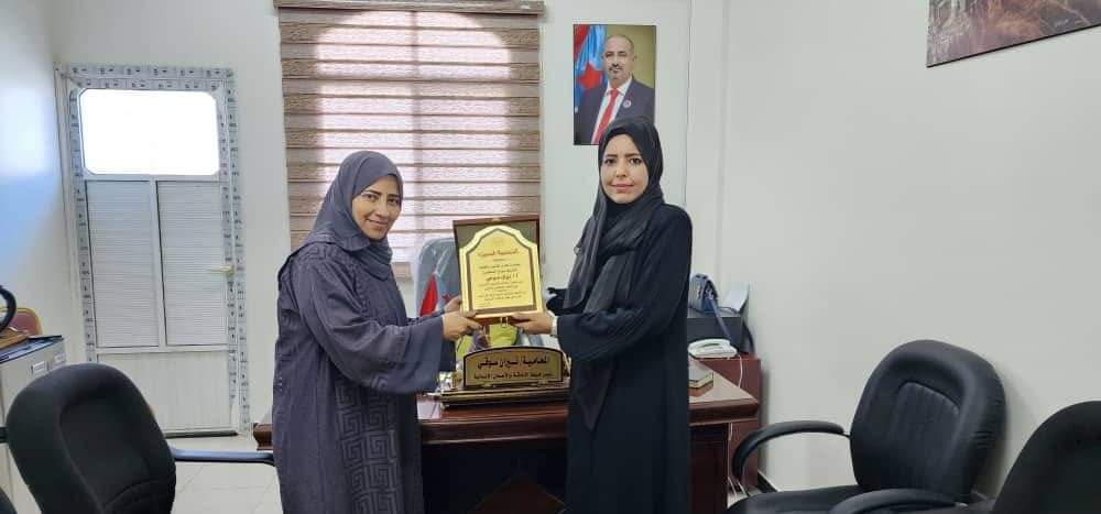 مؤسسة عدن للفنون والعلوم تكرم المحامية  نيران سوقي رئيس هيئة الاغاثة  والاعمال الإنسانية في المجلس الانتقالي الجنوبي