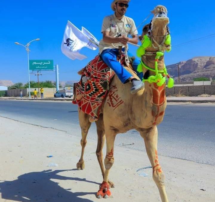 الرحالة اليمني منير الدهمي يتجاوز منفذ الوديعة متجهًا إلى مكة المكرمة على ظهر جمل