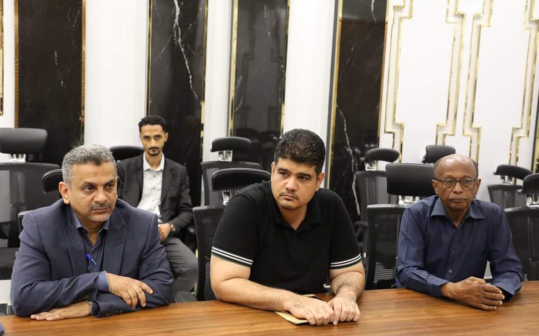لقاء بالمكلا لبحث خطط التأهيل والتطوير بمؤسسة موانئ البحر العربي