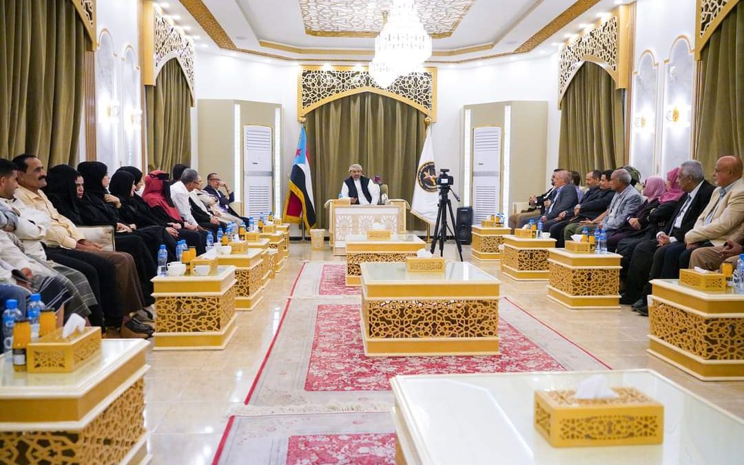 الرئيس القائد عيدروس الزُبيدي يلتقي نخبة من الصحفيين والإعلاميين الجنوبيين