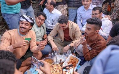 رئيس الوزراء يزور عدد من النقاط الأمنية ورجال المرور في عدن ويتناول وجبة الإفطار مع إحدى المبادرات الشبابية