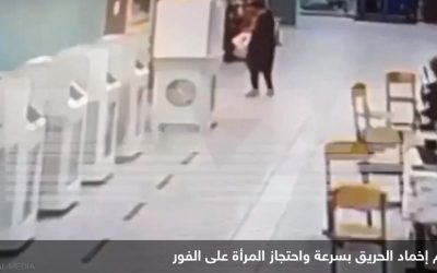 امرأة تشعل النار في مركز اقتراع في موسكو