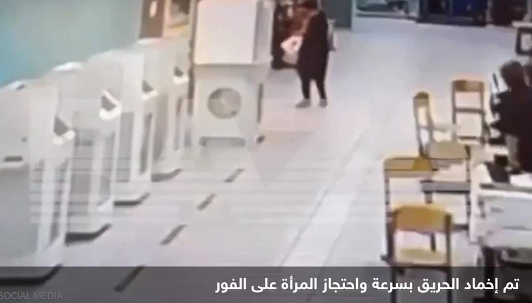 امرأة تشعل النار في مركز اقتراع في موسكو