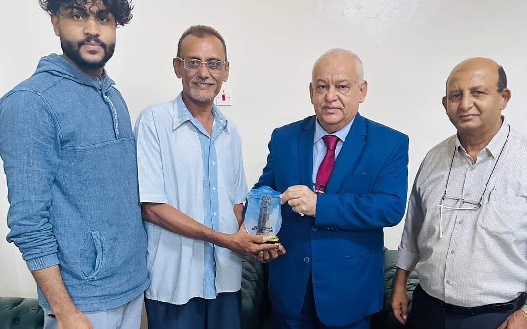عدن: وزير الخدمة المدنية يكرم المعلم نبيل سيف الذي تعرض للاعتداء