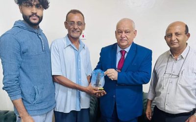 عدن: وزير الخدمة المدنية يكرم المعلم نبيل سيف الذي تعرض للاعتداء