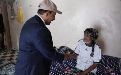 محافظ حضرموت يطمئن على صحة عامل النظافة “لطفي  قنزل” ويؤكد تقدير السلطة المحلية والمجتمع لجهود مهندسي النظافة