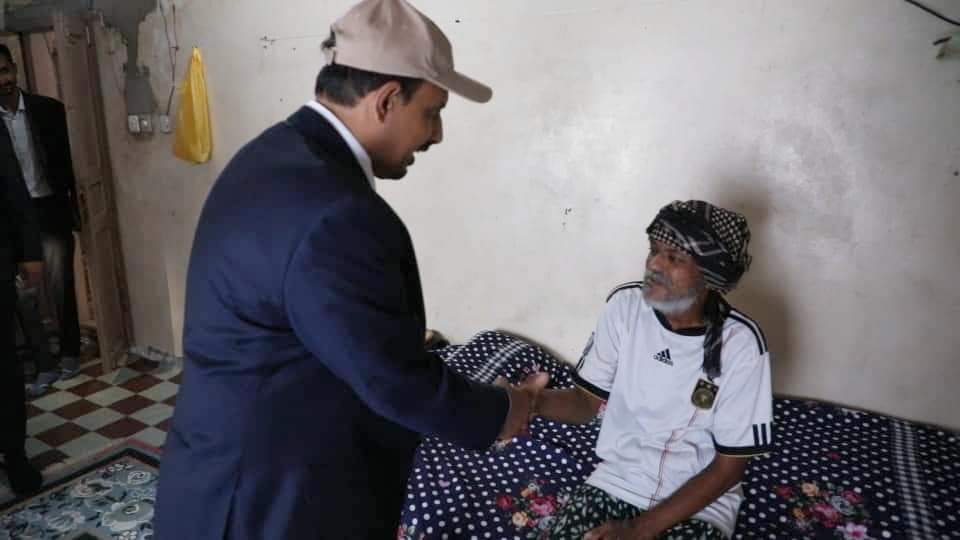 محافظ حضرموت يطمئن على صحة عامل النظافة “لطفي  قنزل” ويؤكد تقدير السلطة المحلية والمجتمع لجهود مهندسي النظافة