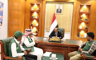 محافظ حضرموت يبحث مع فريق وحدة التنسيق بمركز الملك سلمان التدخلات الانسانية النوعية التي تحتاجها المحافظة
