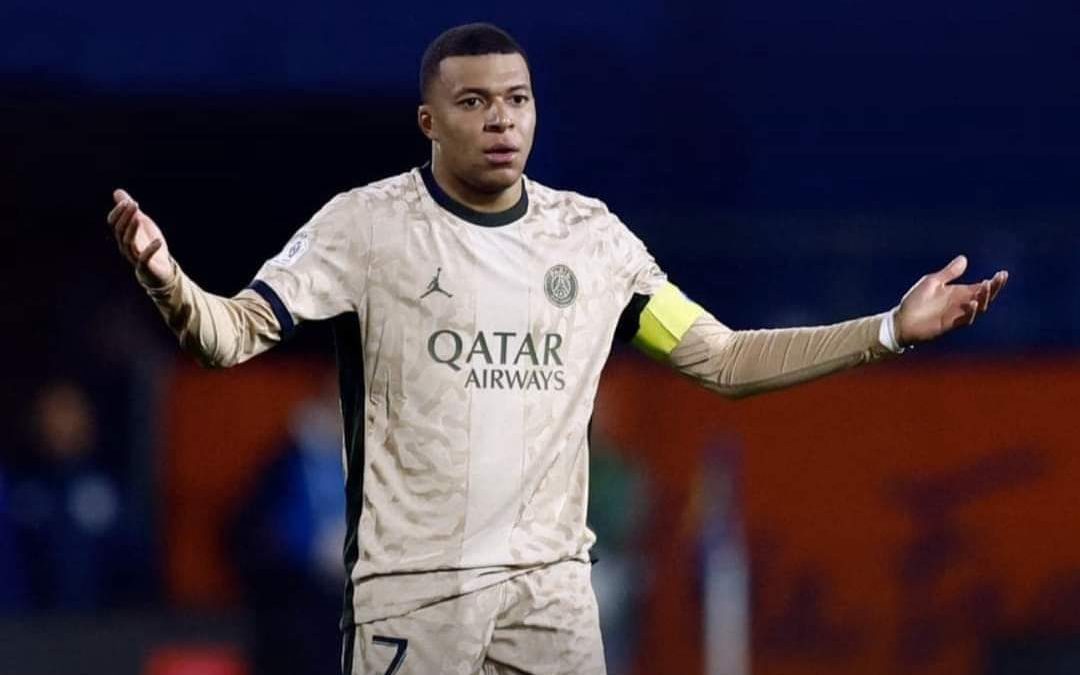 ديشان: “مشاكل” مبابي مفيدة لمنتخب فرنسا