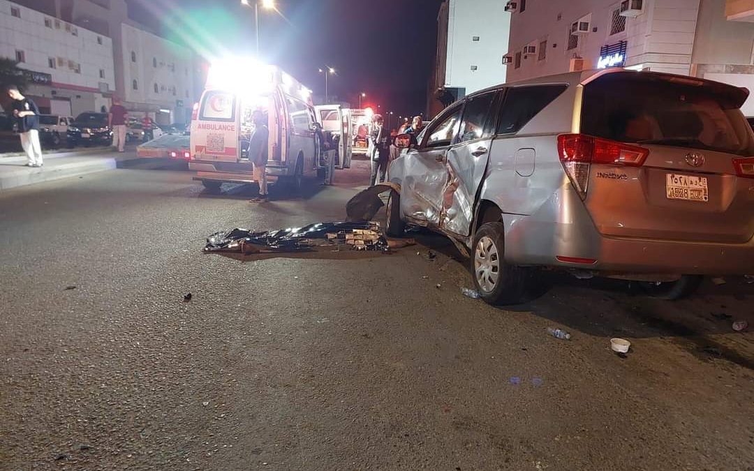 سيارة مسرعة تصطدم بسفرة إفطار صائم في #مكة.. وأنباء عن وفاة شخص وإصابة 21 آخرين