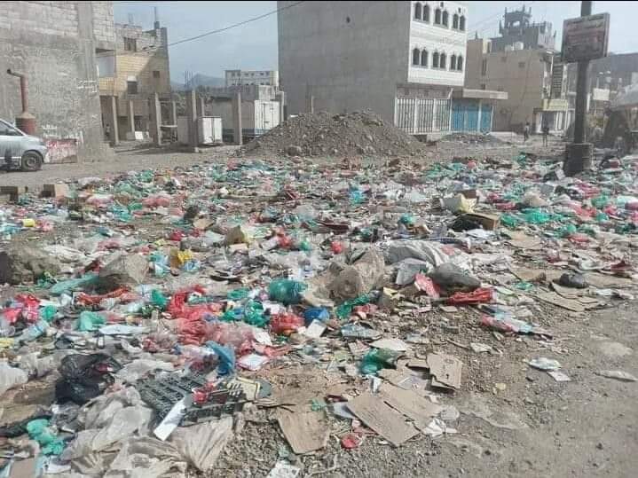 الحبيلين: جمال شارع العام يقابله معاناة في الشارع الخلفي