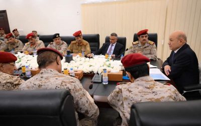رئيس مجلس القيادة يجتمع بقيادة وزارة الدفاع ورئاسة هيئة الاركان وقادة القوات والمناطق والمحاور العسكرية