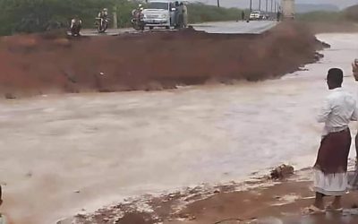 سيول وادي جلعة برضوم تتسبب بقطع الطريق الدولي عدن حضرموت