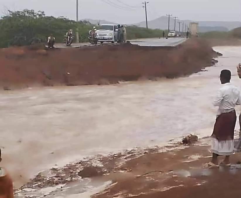 سيول وادي جلعة برضوم تتسبب بقطع الطريق الدولي عدن حضرموت