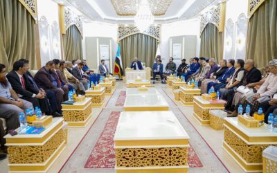 الرئيس الزُبيدي يلتقي قيادتي السلطة المحلية والمجلس الانتقالي بمحافظة أبين