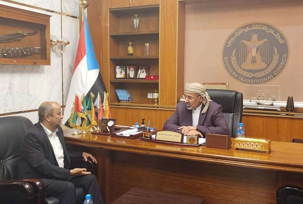 الرئيس الزُبيدي يطّلع على إجراءات وزارة المالية لتحسين كفاءة تحصيل الإيرادات