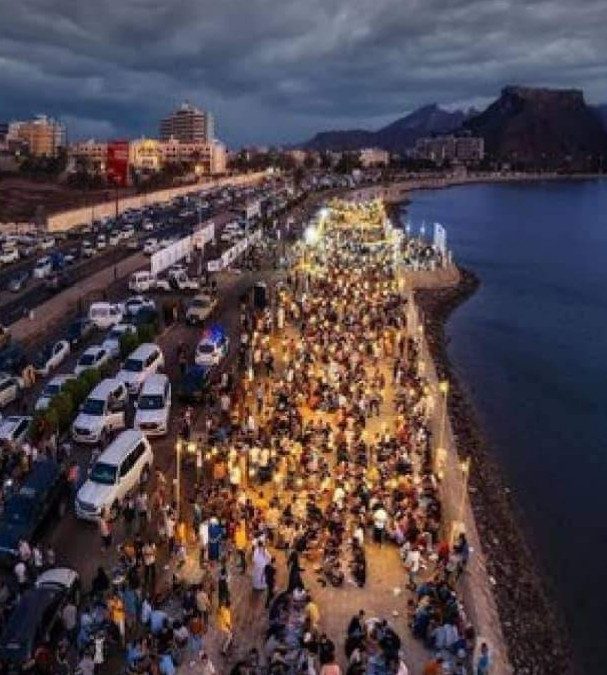 وزير يمني سابق : فيما تنظم عدن إفطار جماعي ضخم .. صنعاء جائعة