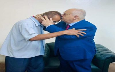 في موقف إنساني نبيل  البروفيسور الوالي يكرم المعلم المثالي نبيل