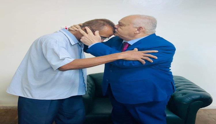في موقف إنساني نبيل  البروفيسور الوالي يكرم المعلم المثالي نبيل