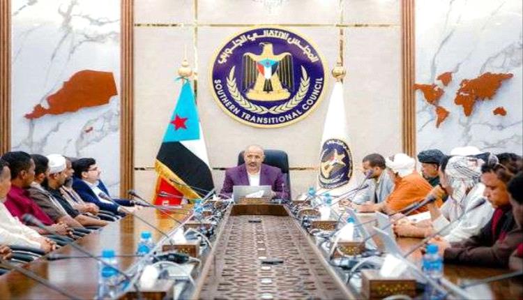 الرئيس الزُبيدي يرفض استقالة أعضاء تنفيذية انتقالي سيحوت