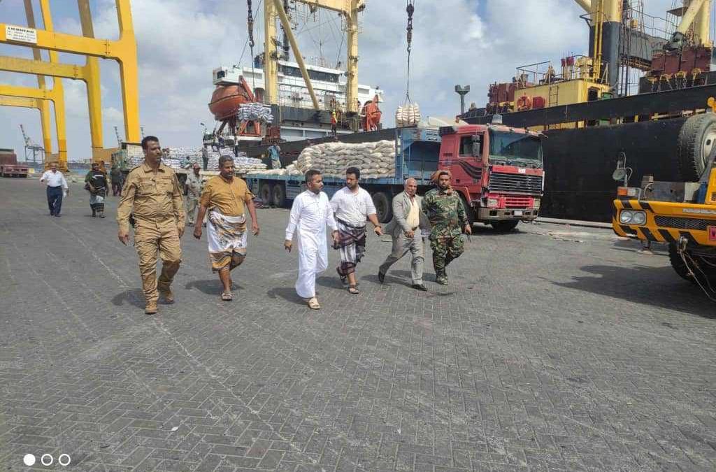 مدير عام فرع هيئة تنظيم النقل البري – عدن يزور ميناء المعلا لتفقد سير العمل فيه