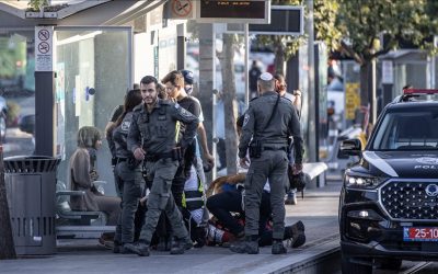 إصابة إسرائيليين اثنين في عملية طعن بالنقب و”تحييد” المنفذ
