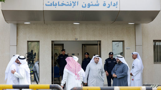 الكويتيون يصوتون في أول انتخابات في عهد الأمير الجديد