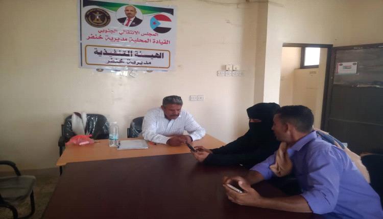 رئيس تنفيذية انتقالي خنفر “بن عطاف”  يلتقي بمديرة إدارة التعليم بالمحافظة ويناقشان وضع التعليم