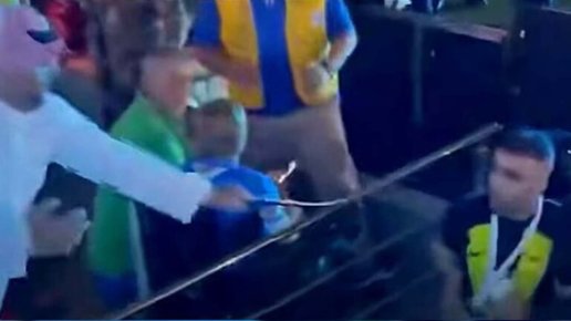 مشجع يعتدي على مهاجم الاتحاد السعودي.. واللاعب مهدد بالإيقاف