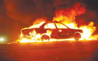 حريق يلتهم عدد من سيارات المواطنين في المنصورة بعدن