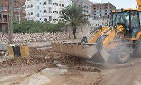 لجنة الطوارئ في حضرموت تواصل إزالة مخلفات السيول