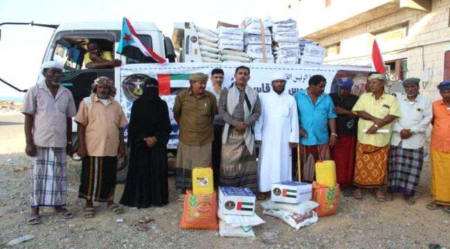 بتوجيهات الرئيس الزُبيدي.. انتقالي سقطرى يدشن توزيع السلال الغذائية للأسر المحتاجة بالمحافظة