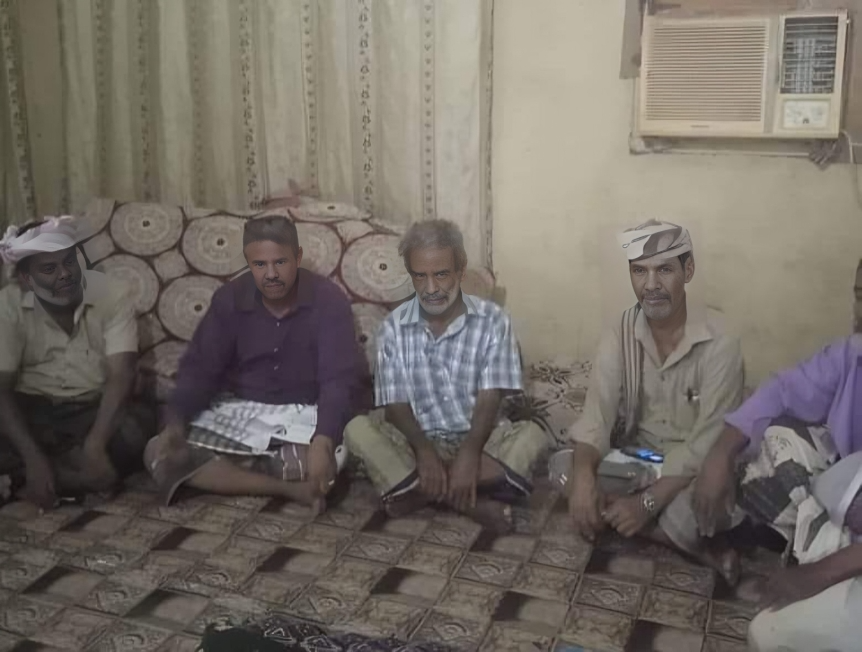 رئيس الهيئة التنفيذية للمجلس الإنتقالي الجنوبي خنفر “بن عطاف” يزور المناضل سالم سالمين باسلهف في منزله