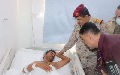 وزير الدفاع يطمئن على جرحى القوات المسلحة في مستشفيات عدن