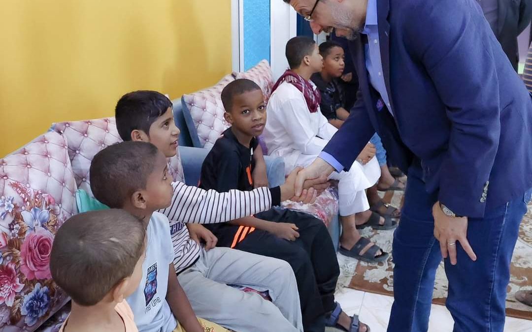 رئيس الوزراء يزور دار الفردوس لرعاية الأيتام ويوجه بتلبية عدد من احتياجاتها