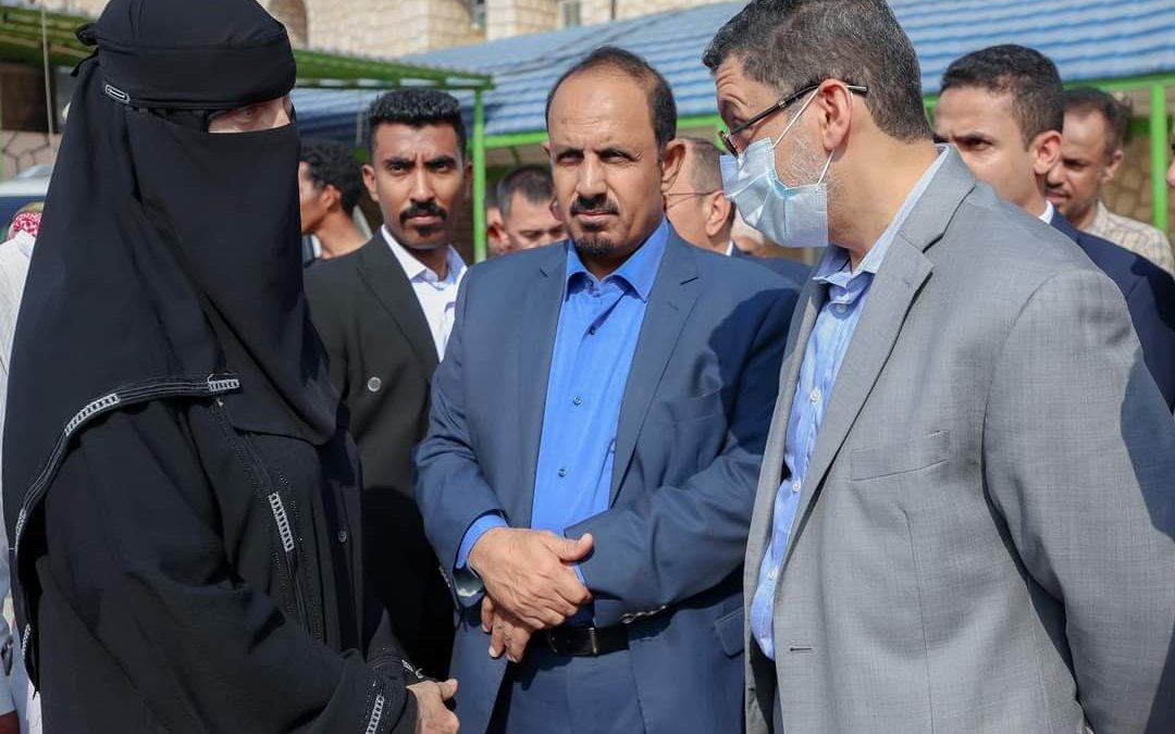 رئيس الوزراء يطلع على أحوال المرضى والخدمات الطبية في مستشفى ابن سينا بالمكلا