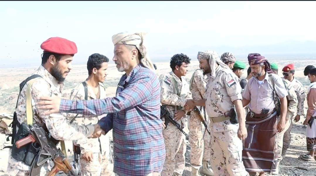 رئيس انتقالي أبين يتفقد المواقع العسكرية للواء الأول دعم وإسناد المرابط في المحفد