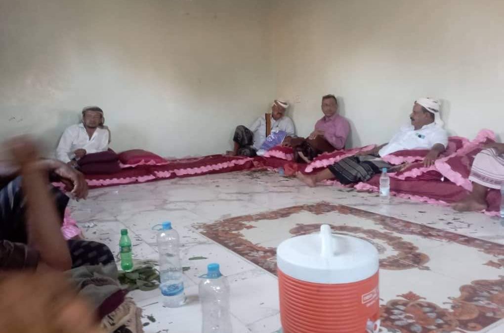 مدير مكتب الزراعة أحور يقوم بزيارة عيدية لمدير عام الموارد المالية في محافظة أبين