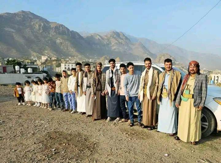 مواطن يمني يجمع جميع أولاده في صورة واحدة من أكبر واحد إلى الأصغر