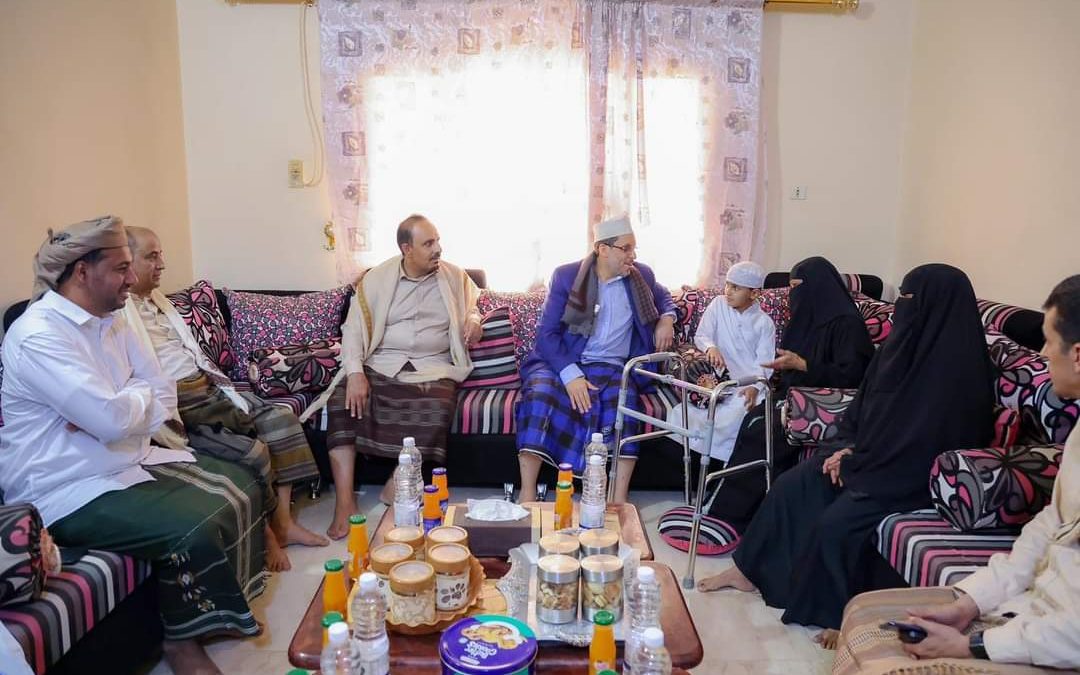 رئيس الوزراء  في اطار زياراته العيدية يزور التربوية القديرة  ومعلمة الأجيال عائشة العيدروس بالمكلا