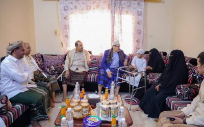 رئيس الوزراء  في اطار زياراته العيدية يزور التربوية القديرة  ومعلمة الأجيال عائشة العيدروس بالمكلا