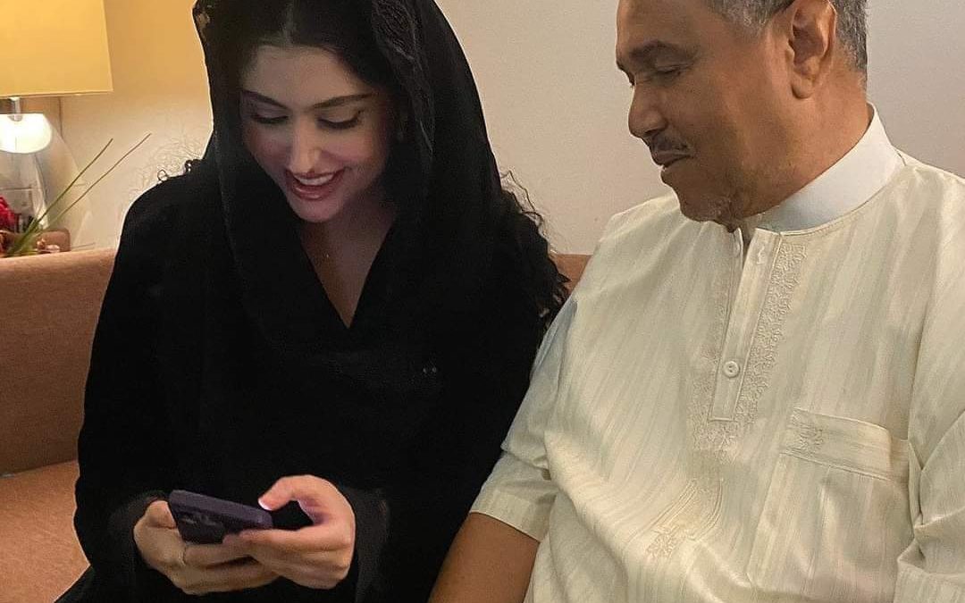 الفنان السعودي محمد عبده يلبي رغبة معجبة بزيارته في منزله بسبب كثرة حبها له