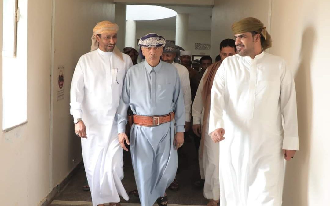 محافظ المهرة “بن ياسر” يتفقد الانضباط الوظيفي عقب إجازة عيد الفطر
