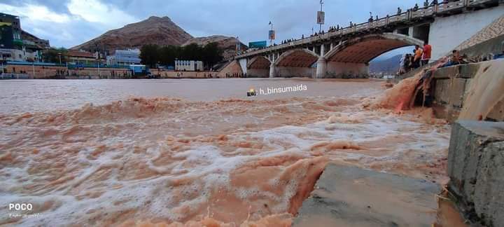 سيول غزيرة تغرق خور المكلا بعد هطول أمطار غزيرة..