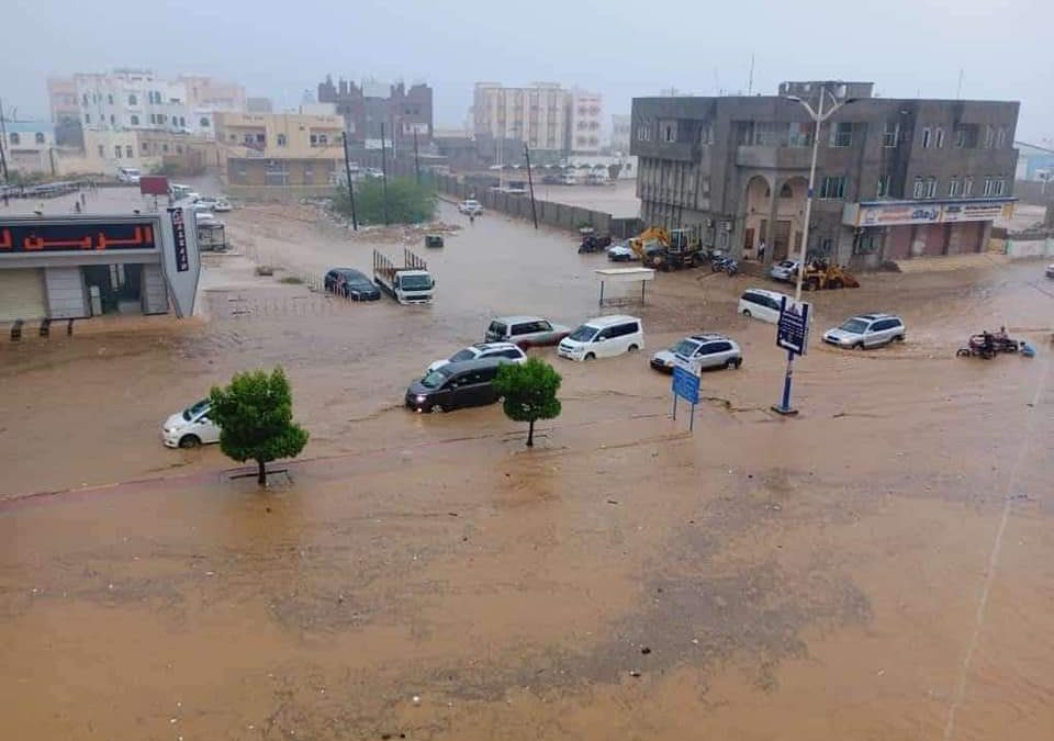 الرئيس الزُبيدي يوجه السلطة المحلية والهيئات التنفيذية  بتسخير كافة الامكانيات لتخفيف ورفع الضرر الذي لحق بمحافظة حضرموت جراء تدفق السيول