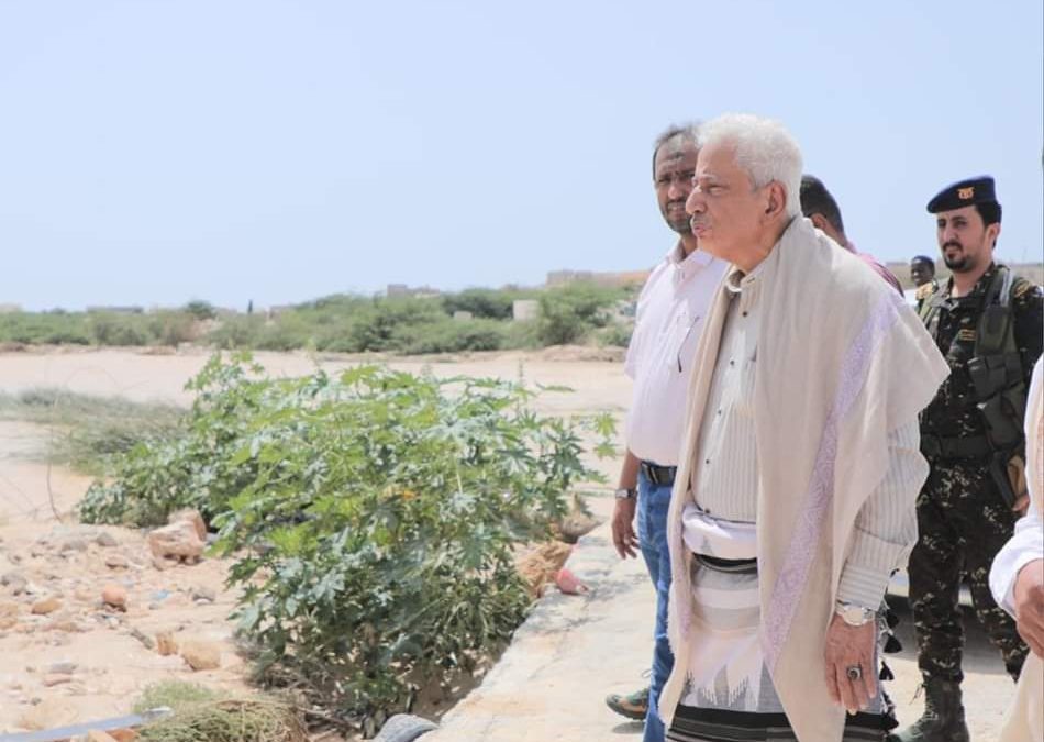 محافظ المهرة يتفقد الأعمال الجارية في فتح الطريق بوادي الجزع