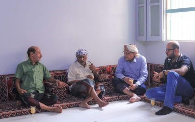 رئيس الجمعية الوطنية يزور المناضل الأكتوبري عمر أحمد النوحي بالمكلا