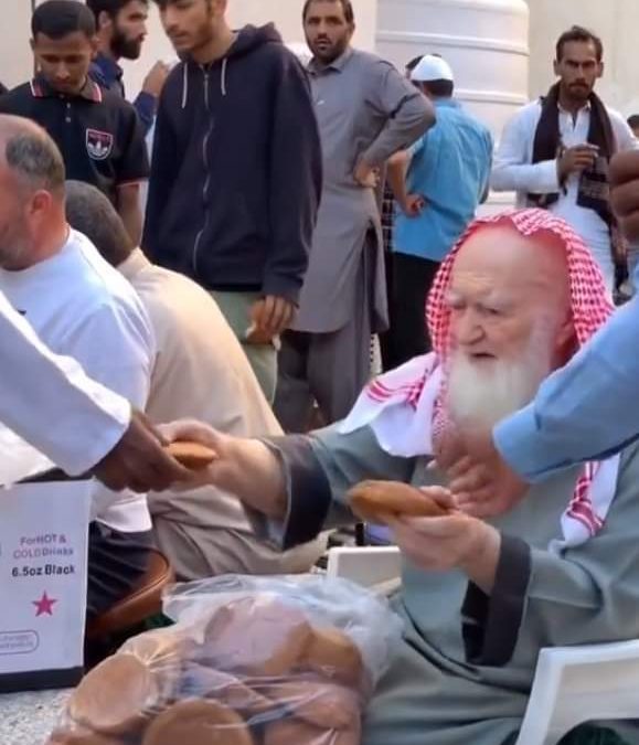 يوزع القهوة والشاي مجاناً منذ 40 عاماً.. وفاة المسن السوري مضياف زوار المدينة المنورة